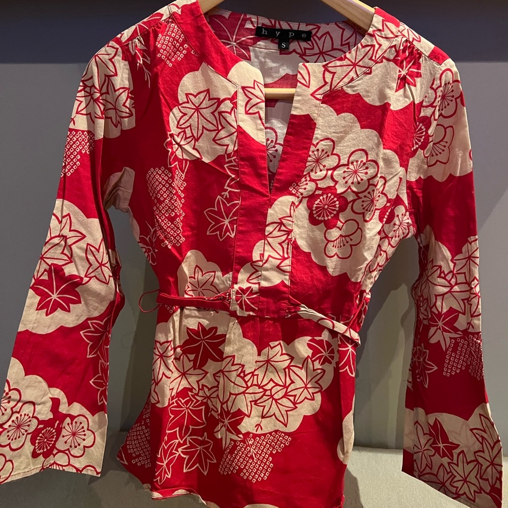 NWOT gorgeous floral print shirt. Style for a date, brunch, or a weekend of fun!
